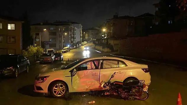 Otomobil İle Motosiklet Çarpıştı: 1'i Ağır 2 Yaralı