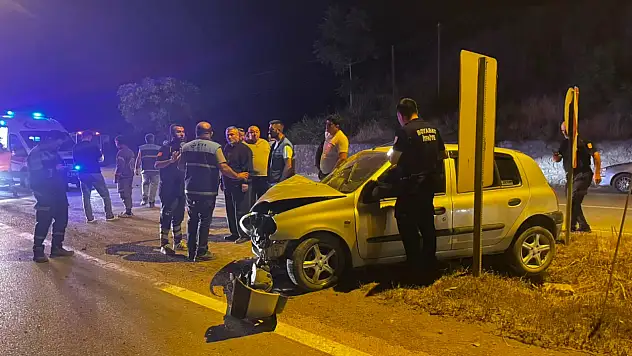 Otomobil İle Taksi Çarpıştı