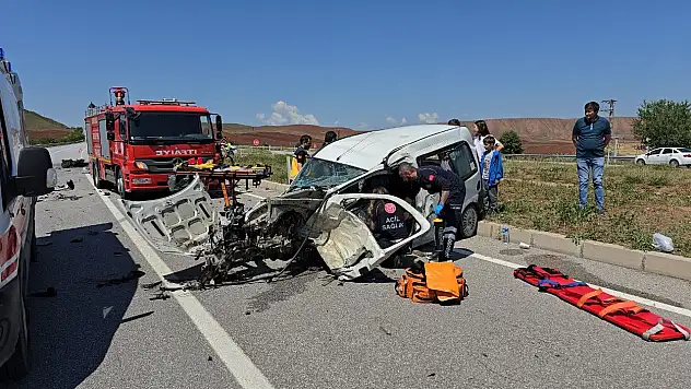 Otomobil İle Ticari Araç Çarpıştı: 7 Yaralı