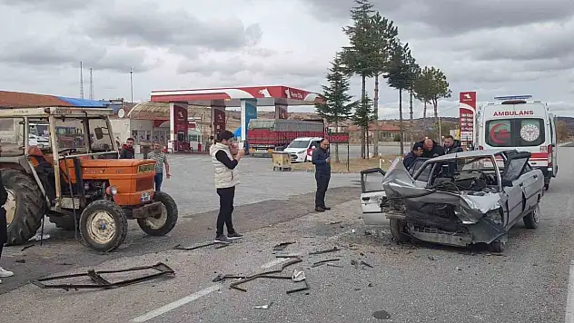 Otomobil ile Traktör Çarpıştı: 1 Ölü, 1 Yaralı