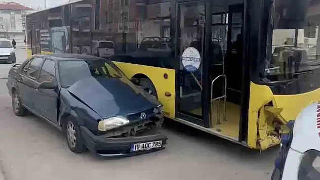 Otomobil İle Yolcu Otobüsü Çarpıştı: 2 Yaralı
