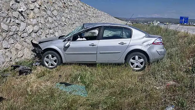 Otomobil İstinat Duvarına Çarptı: 2 Yaralı