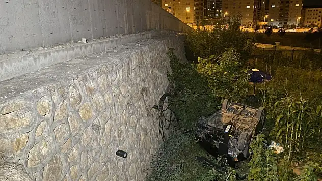 Otomobil istinat duvarından uçtu