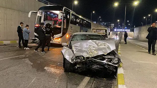 Karşı Şeride Geçip Yolcu Otobüsü ile Çarpıştı: 2 Yaralı