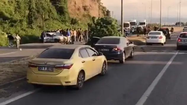Otomobil Refüjü Aşıp Karşı Şeride Geçti: 4 Yaralı