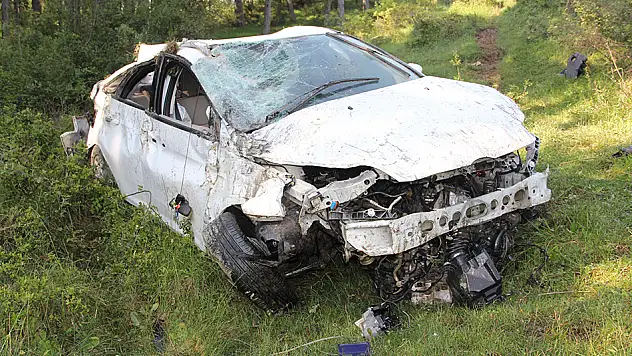 Otomobil sahile uçtu: 1'i ağır 4 yaralı