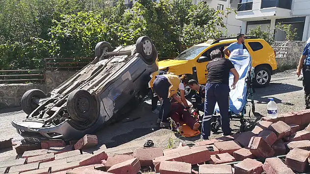 Otomobil sokak arasında takla attı