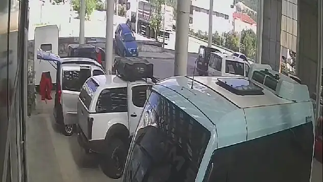 Otomobil sürücüsü yolu şaşırdı, merdivenlerden indi