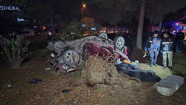 Otomobil, Çarptığı Ağacı Kökünden Söktü: 1 Ölü