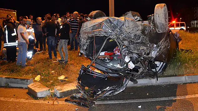OTOMOBİL TAKLA ATTI: 1 ÖLÜ 2 AĞIR YARALI