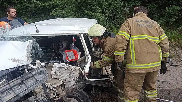 Otomobil tıra çarptı: 1'i ağır 3 yaralı