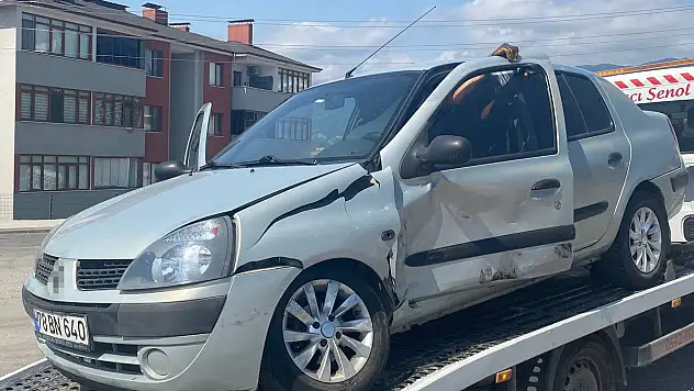 Otomobil toprak yığınına çarptı