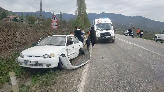 Otomobil ve Hafif Ticari Araç Çarpıştı: 8 Yaralı