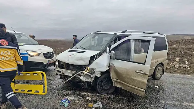 Otomobil ve Ticari Araç Çarpıştı: 5 Yaralı