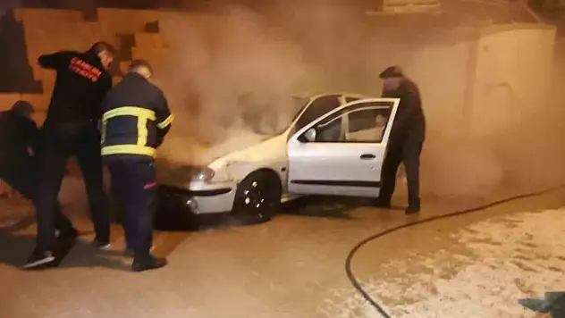 Otomobilde Çıkan Yangını İtfaiye Ekipleri Söndürdü