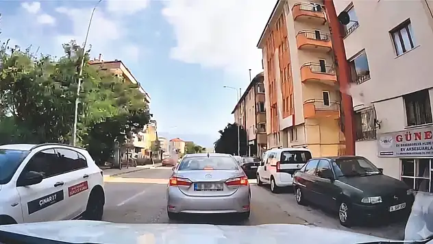 Otomobilden yola çöp atan sürücüyü araç içi kamerası yaktı