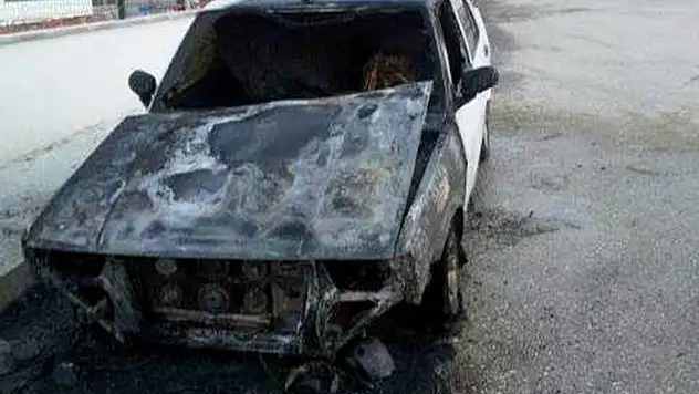 Otomobilin motor kısmı yandı