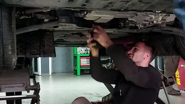 Otomobilin Motor Kısmına Sıkışan Kedi Yavrusu Kurtarıldı