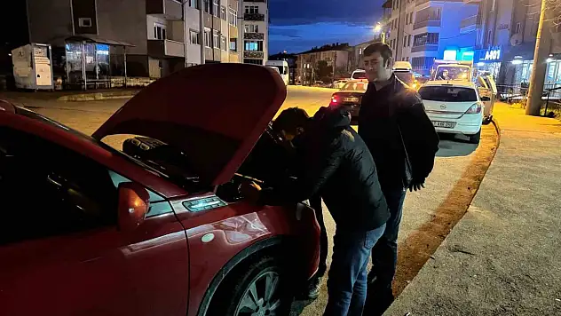 Otomobilin Motoruna Sıkışan Kedi İçin Seferber Oldular