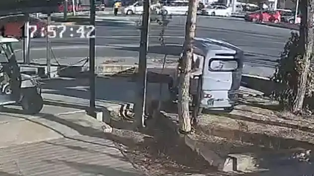 Otomobilin yayaya çarptığı anlar kamerada