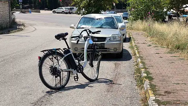 Otomobille çarpışan bisikletli ağır yaralandı