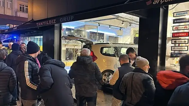 Otomobille Çarpışan Hafif Ticari Araç Beyaz Eşya Dükkanına Daldı