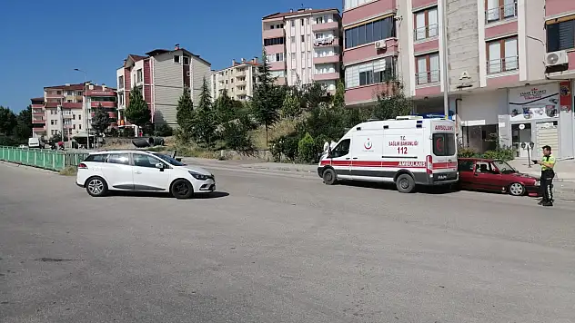 Otomobille çarpışan motosiklet sürücüsü yaralandı