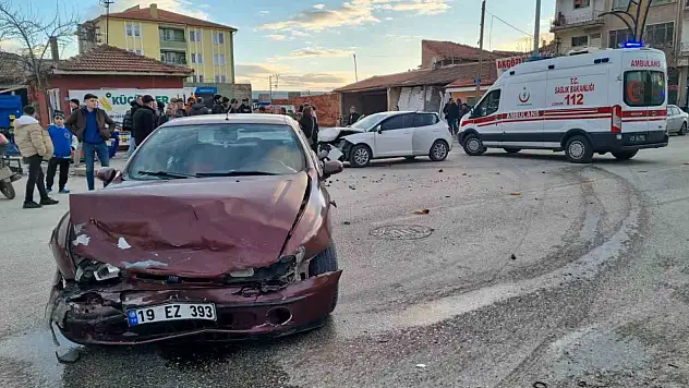 Otomobiller Çarpıştı: 3 Yaralı