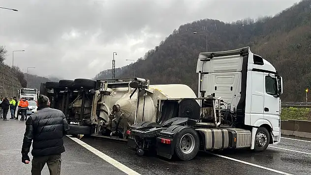 Çimento Yüklü Tırın Silobas Dorsesi Devrildi