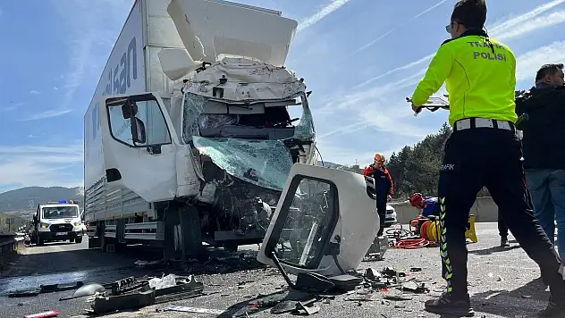 Lastiği Patlayan Tıra Çarpan Kamyon Kağıt Gibi Ezildi: 1 Yaralı