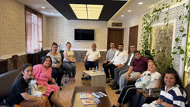 Özel Eğitim Öğrencilerinden Belediye Başkanı Demir'e Ziyaret