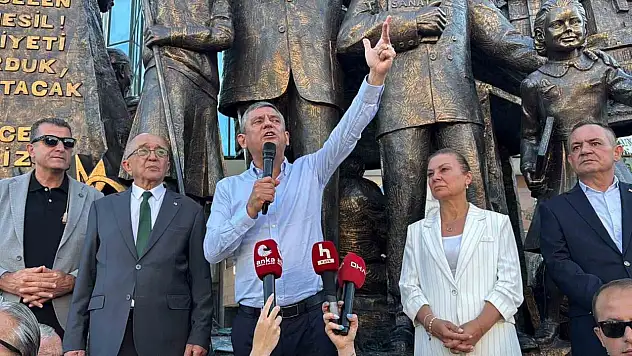 Özgür Özel'den 'dini değerleri aşağılayan' Deniz Göktaş'a destek