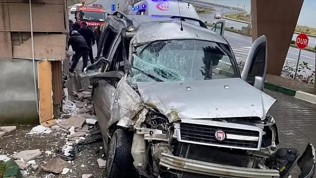 Panelvan Araç Güvenlik Kulübesine Çarptı!