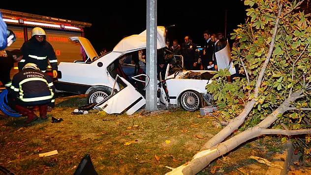 Paramparça olan otomobilden sağ çıktılar