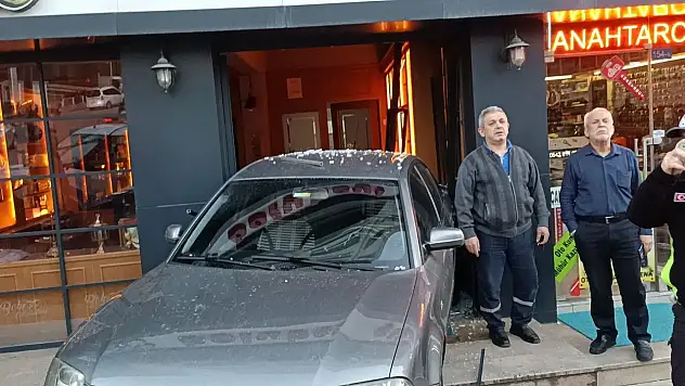 Freni Boşalan Otomobil Dükkana Daldı