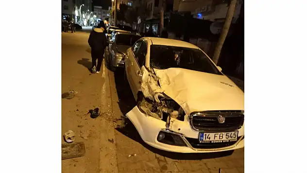 Park halindeki 2 otomobile çarptı, aracını bırakıp gitti
