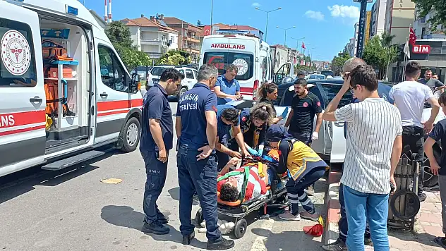 Park halindeki araca çarptı: 2 yaralı