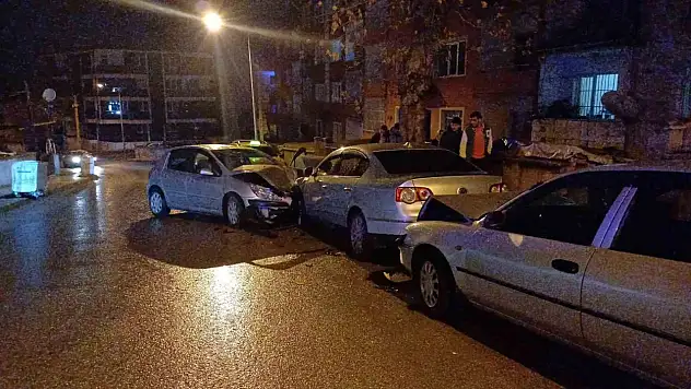 Park Halindeki Araçlara Çarptı