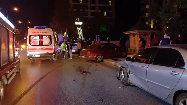 Park Halindeki Araçlara Çarptı: 1 Yaralı