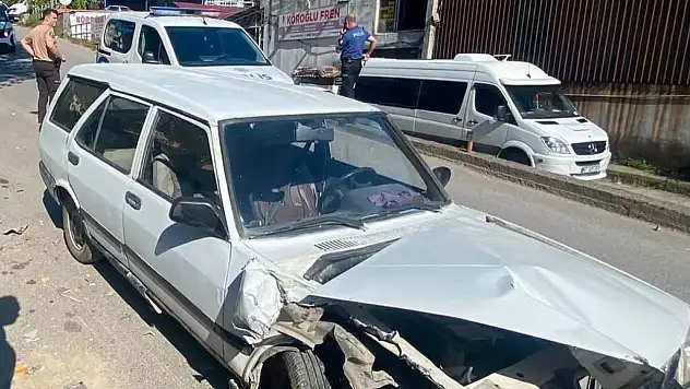 Park halindeki iki araç kaza yaptı: Pat Pat iş yerine düştü
