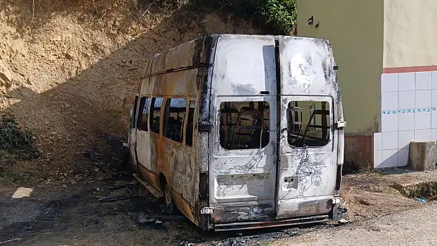 Park Halindeki Minibüs Alev Alev Yandı