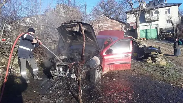 Park Halindeki Otomobilde Çıkan Yangın Söndürüldü