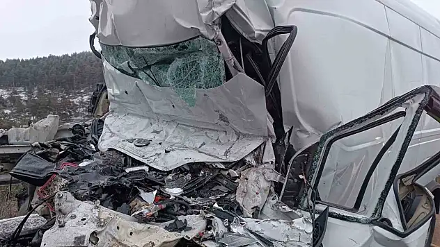 Tıra Çarpan Minibüs Kağıt Gibi Ezildi: 1 Ölü