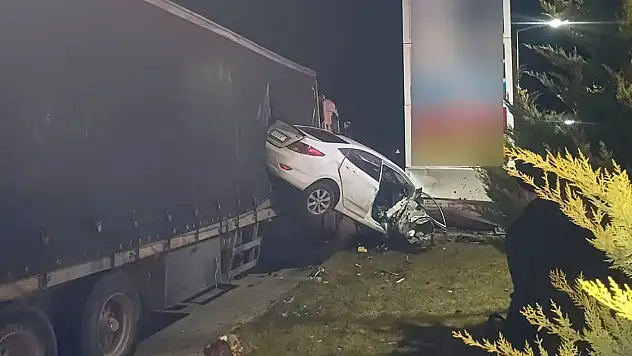 Park Halindeki Tıra Çarpan Otomobil Hurdaya Döndü: 2 Yaralı