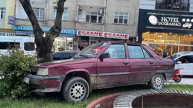 Sürücüsüz Otomobil Ağaca Çarptı