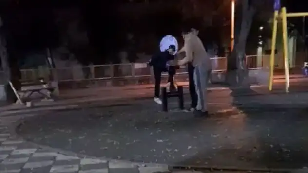 Parka Tekmelerle Zarar Verdiler