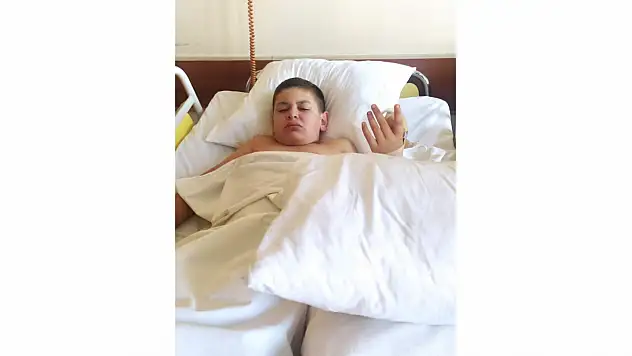 Parkta oyun oynayan talihsiz çocuğun parmağı koptu
