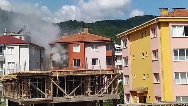 Bomba Gibi Patladı, Evi Yaktı!