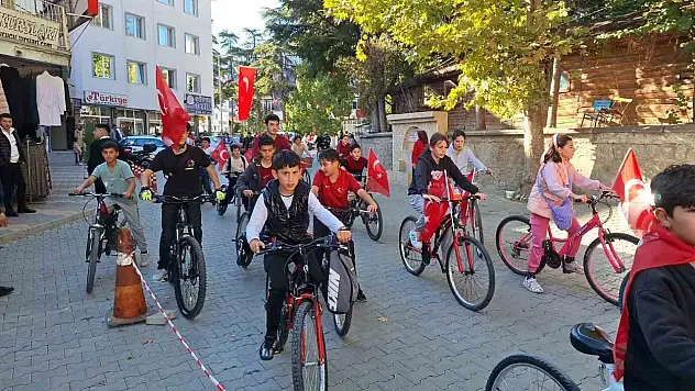 Pedallar, 'Cumhuriyet' İçin Çevrildi