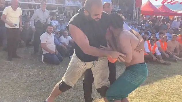 Pehlivan Rakibini Karıştırdı, Er Meydanı Kahkahaya Boğuldu